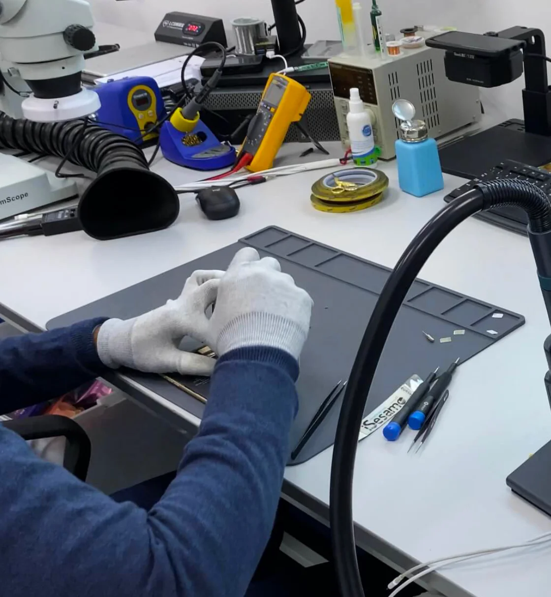 Grade Mobile technician tests and repairs mobile phone components